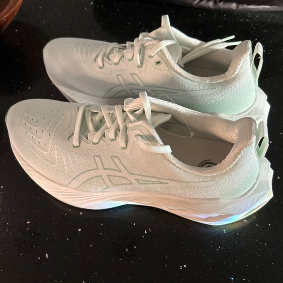 ASICS Novablast running shoe never worn! - Picture 3 of 6